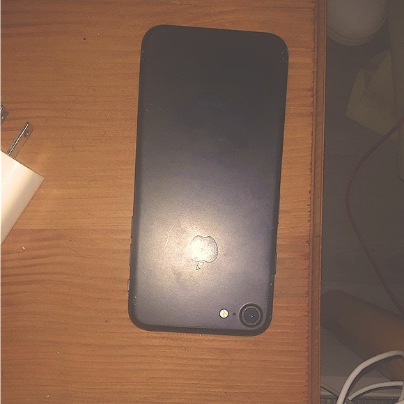 iPhone 7 with noise canceling headphones - Picture 1 of 6